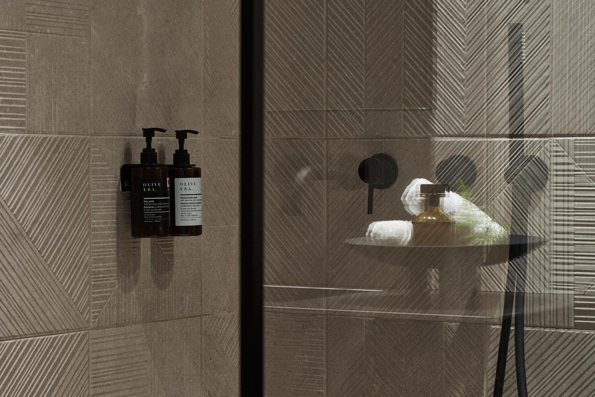 The Newel Psychiko Otel Atina Dış mekan fotoğraf A shower with soap and shampoo dispensers